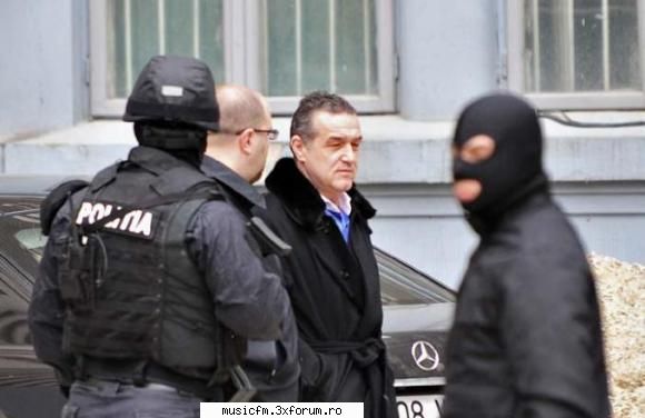 ;) aici vor aparea cele mai noi poze cu artisti in dif. ipostaze