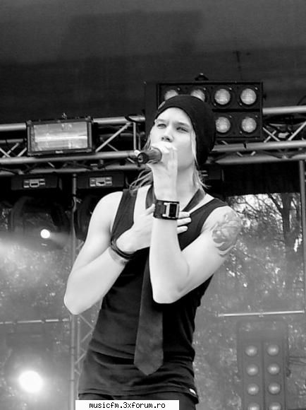 iete:x:d il cheama theon e vocalist la lovex...nu stiu multe de cei place si ce nu..:| oricm e